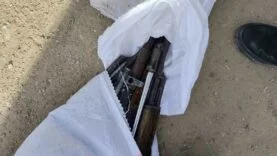 POLİSTEN KAÇARKEN İÇİ KALAŞNİKOF DOLU ÇUVALI YOLA ATAN ŞAHISLAR YAKAYI ELE VERDİ