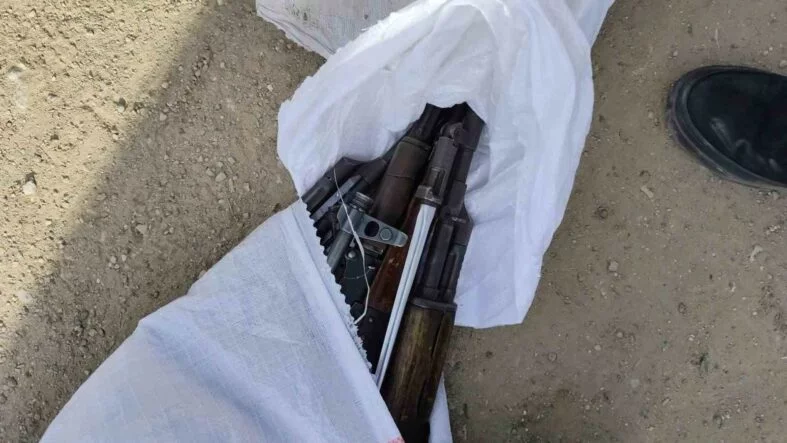 POLİSTEN KAÇARKEN İÇİ KALAŞNİKOF DOLU ÇUVALI YOLA ATAN ŞAHISLAR YAKAYI ELE VERDİ