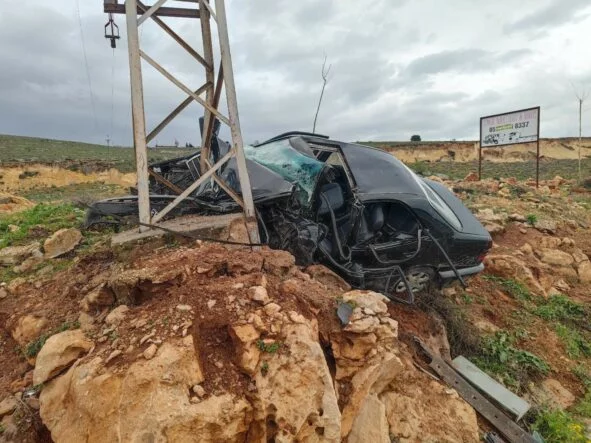 AYDINLATMA DİREĞİNE ÇARPAN OTOMOBİLİN SÜRÜCÜSÜ ÖLDÜ