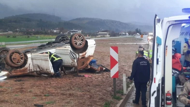 TAKLA ATAN OTOMOBİLDEKİ 2 KİŞİ YARALANDI