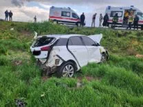 TARLAYA UÇARAK HURDAYA DÖNEN OTOMOBİLDEKİ 2 KİŞİ YARALANDI