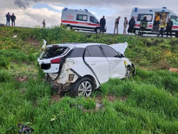 TARLAYA UÇARAK HURDAYA DÖNEN OTOMOBİLDEKİ 2 KİŞİ YARALANDI