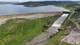 25 YIL SONRA GERÇEKLEŞEN TARİHİ ANLARA TANIKLIK ETMEK İSTEYEN VATANDAŞLAR, BARAJ KAPAKLARININ AÇILDIĞI ANLARI MERAKLI GÖZLERLE İZLEDİ