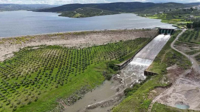 25 YIL SONRA GERÇEKLEŞEN TARİHİ ANLARA TANIKLIK ETMEK İSTEYEN VATANDAŞLAR, BARAJ KAPAKLARININ AÇILDIĞI ANLARI MERAKLI GÖZLERLE İZLEDİ