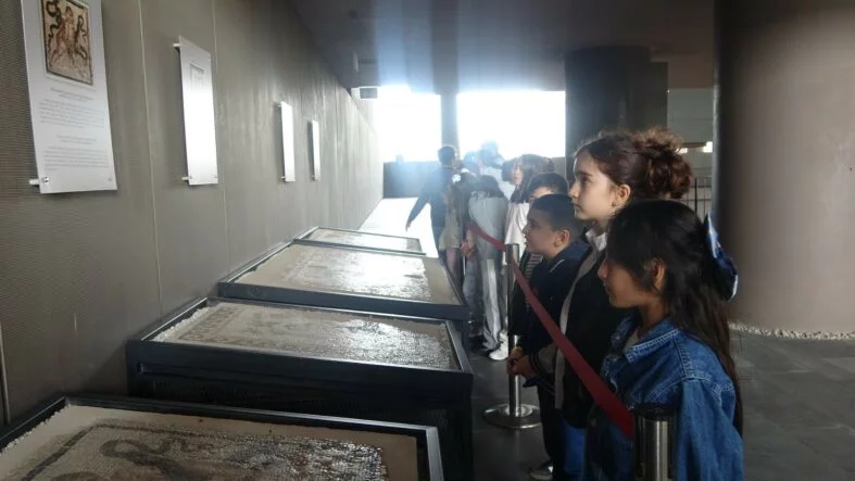 GAZELE GAZEL KOROSU'NUN ÇOCUK SANATÇILARI ANTAKYA'NIN TARİHİ NOKTALARINI GEZDİ