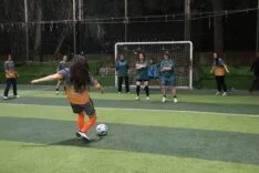 YEŞİL SAHADAKİ PERFORMANSLARIYLA ERKEKLERE TAŞ ÇIKARAN KADINLAR, HALI SAHA MAÇINDA DOYASIYA EĞLENDİLER