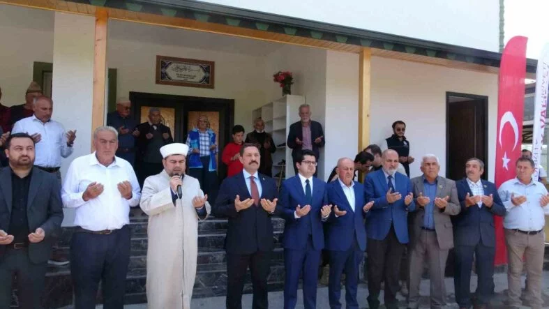 DEPREMİN ARDINDAN İNŞA EDİLEN 126'NCI CAMİ İBADETE AÇILDI