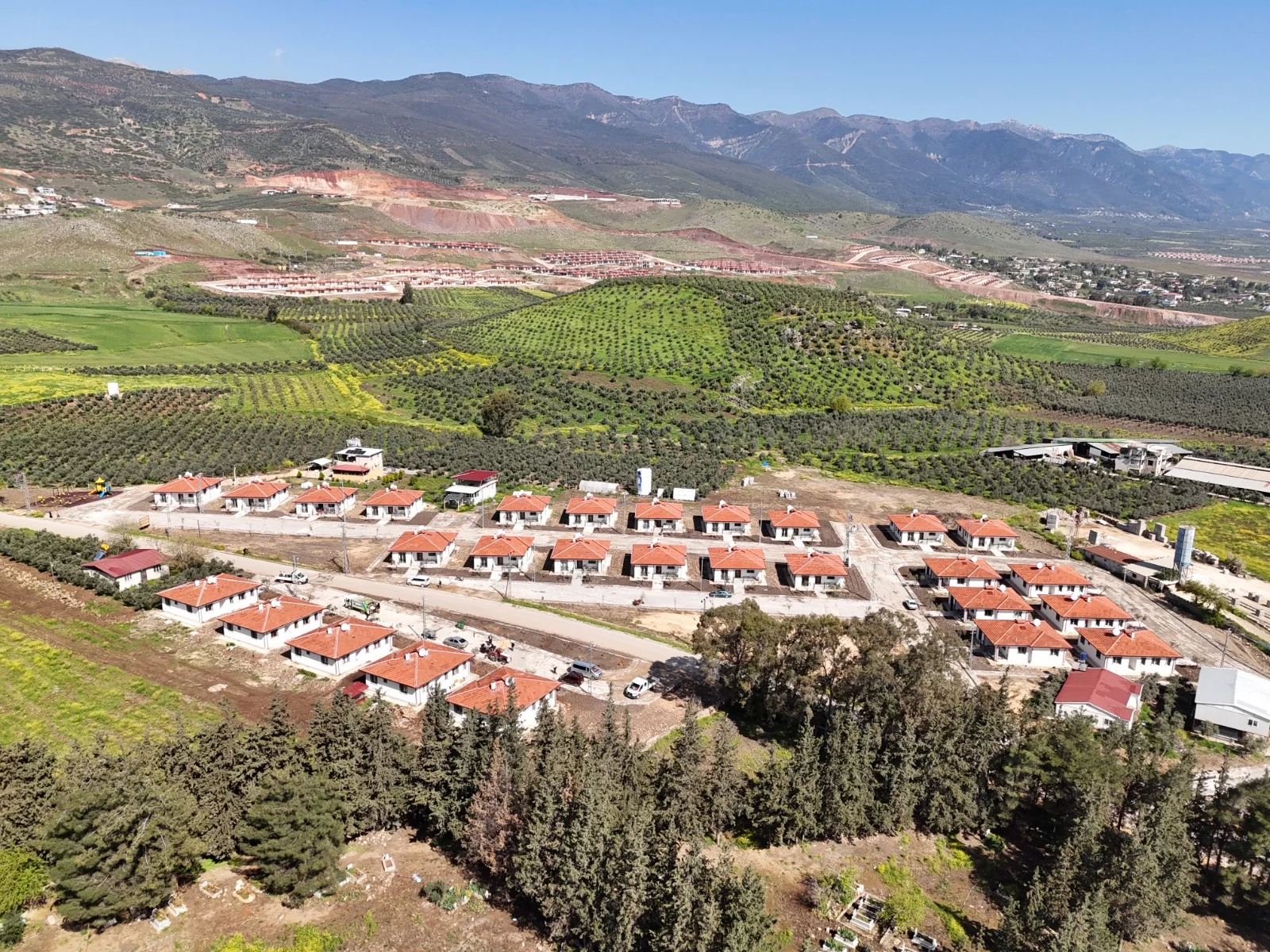 KIRIKHAN KARAMAĞARA’DA KÖY EVLERİ HAK SAHİPLERİNE TESLİM EDİLDİ