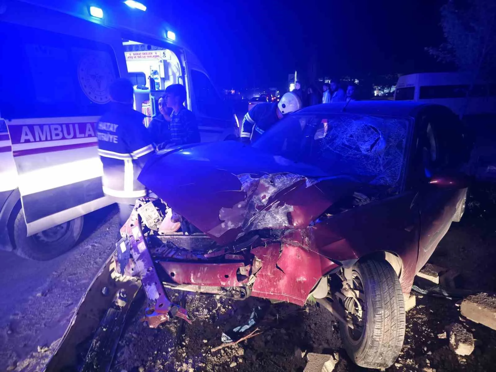 Ağaca çarpan otomobil hurdaya döndü 3 yaralı