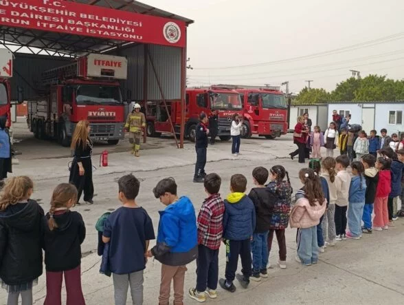 İLKOKUL ÖĞRENCİLERİNDEN İTFAİYE İSTASYONUNA ZİYARET
