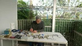 MERAKLA BAŞLAYIP 35 SENE YAPTIĞI MESLEĞİ TEKNOLOJİYE YENİK DÜŞEN SAATÇİ, 12 YILDIR EVİNDE MESLEĞİNİ YAŞATIYOR