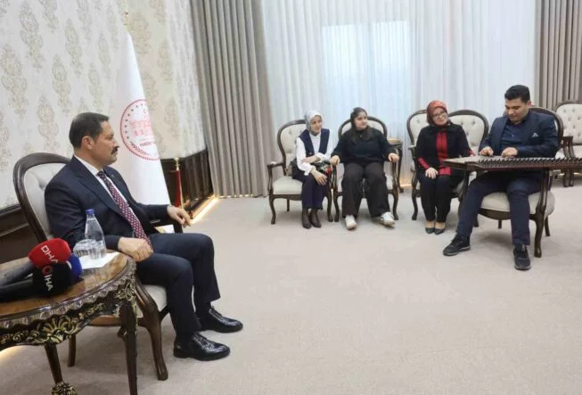 KANUNU VE EŞSİZ SES YETENEĞİYLE KULAKLARIN PASINI SİLEN OTİZMLİ ERTUĞRUL'DAN VALİYİ MEST EDEN MİNİ KONSER