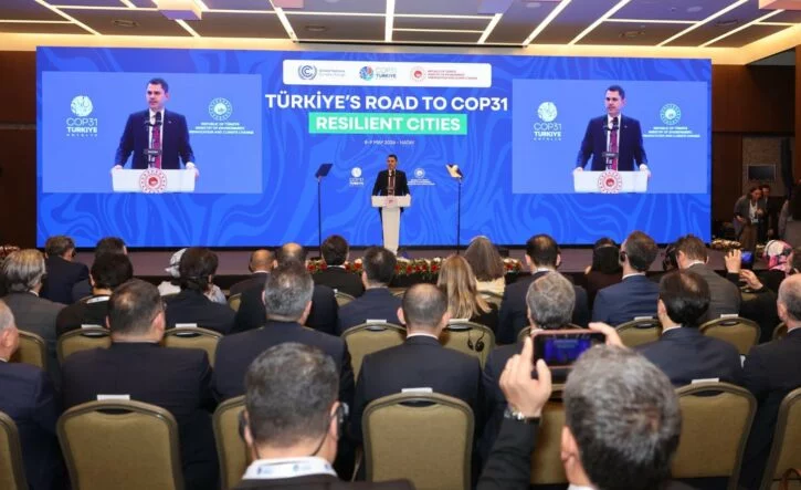 BAKAN KURUM: "ÜRETİM HIZIMIZI SAATTE 23, GÜNDE 550 KONUTA ULAŞTIRDIK" "DEPREM SONRASI YARIM MİLYON KONUTU NEREDEYSE SIFIR ENERJİLİ BİNA KONSEPTİNE UYGUN TASARLADIK"