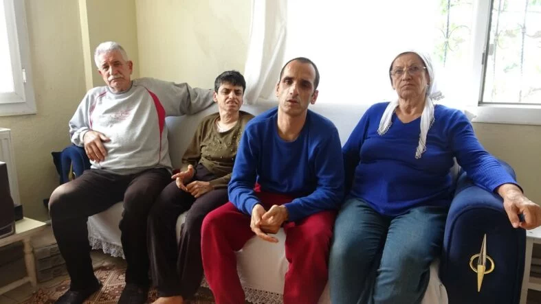 Ömrünü adadığı 3 engelli evladına gözü gibi bakıyor