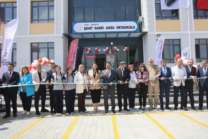 DEPREMİN ARDINDAN İNŞA EDİLEN 237. EĞİTİM YUVASI AÇILDI İSMİ VERİLEN ŞEHİT PİLOTUN KAMUFLAJLI TEMSİLİ FİGÜRÜ AİLESİNDEN TAM NOT ALDI