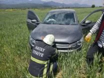 HASSA'DA TARLAYA UÇAN OTOMOBİLİN SÜRÜCÜSÜ YARALANDI