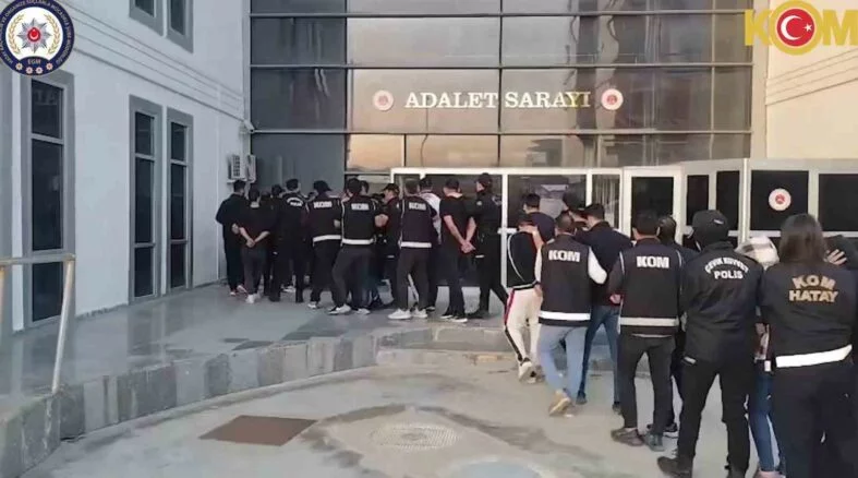 ESNAFI SÖZDE KORUMAYLA HARACA BAĞLAYAN VE KADINLARA ZORLA FUHUŞ YAPTIRAN ÖRGÜTE OPERASYON: 28 TUTUKLAMA