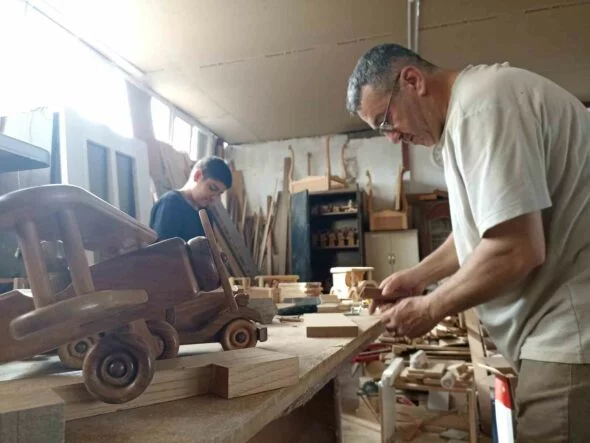 ATMAYA KIYAMADIĞI AHŞAPLARI SANAT ESERİNE ÇEVİREN 50 YILLIK USTANIN OYUNCAK ARABALARI İLGİ GÖRÜYOR