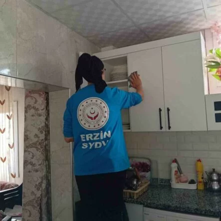 ERZİN’DE YAŞLI VATANDAŞLARIN EVİNDE VEFA TEMİZLİĞİ GERÇEKLEŞTİRİLİYOR