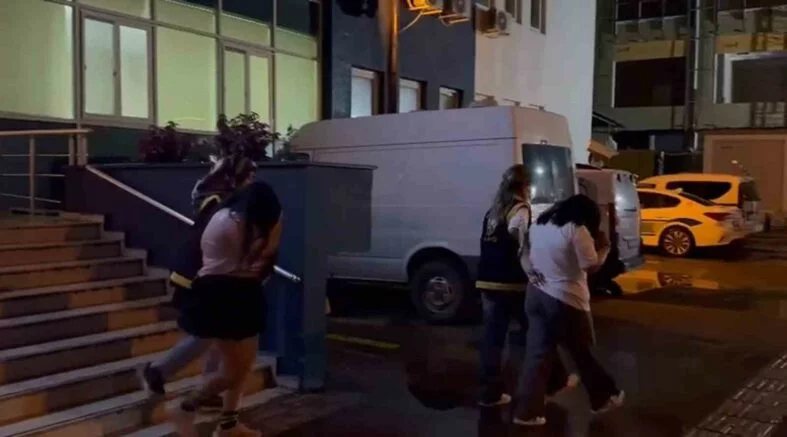 İSKENDERUN’DA GÜNÜBİRLİK APARTLARA FUHUŞ OPERASYONU: 3 GÖZALTI