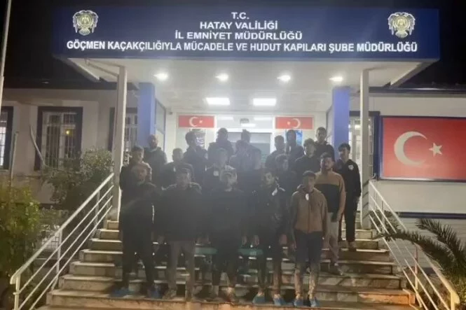 HATAY'DA 19 GÖÇMEN YAKALANDI, ORGANİZATÖR 2 SÜRÜCÜYE 350 BİN TL CEZA UYGULANDI