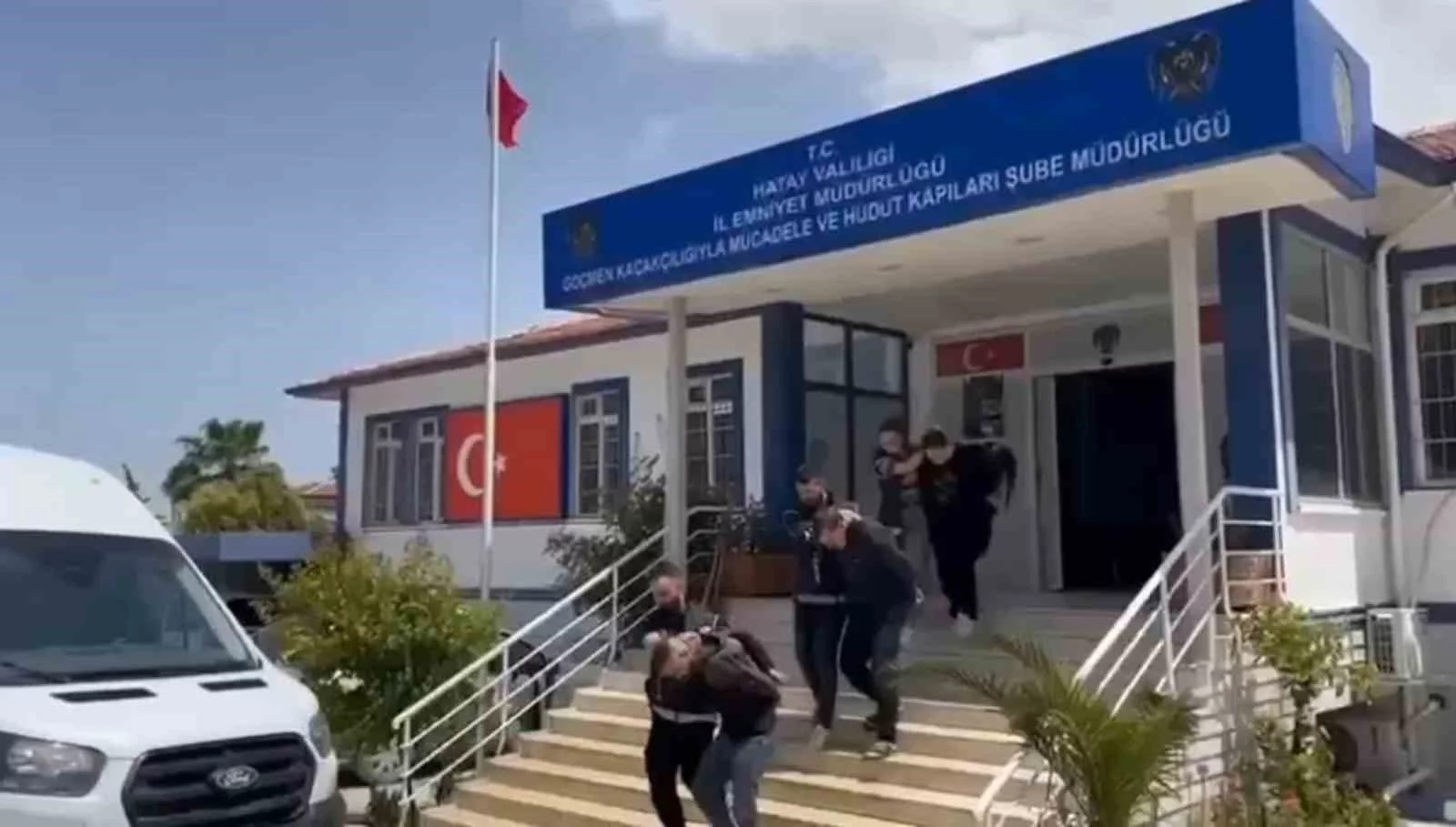 Minibüs dolusu göçmen yakalandı, 3 organizatör tutuklandı