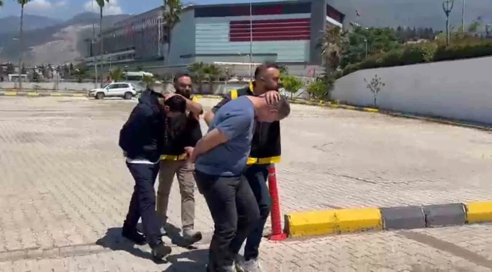 İskenderun’da hapis cezası ile aranan 2 kişi yakalandı