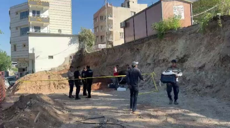 BELEDİYENİN KAZI ÇALIŞMASINDA KAYA MEZARI BULUNDU