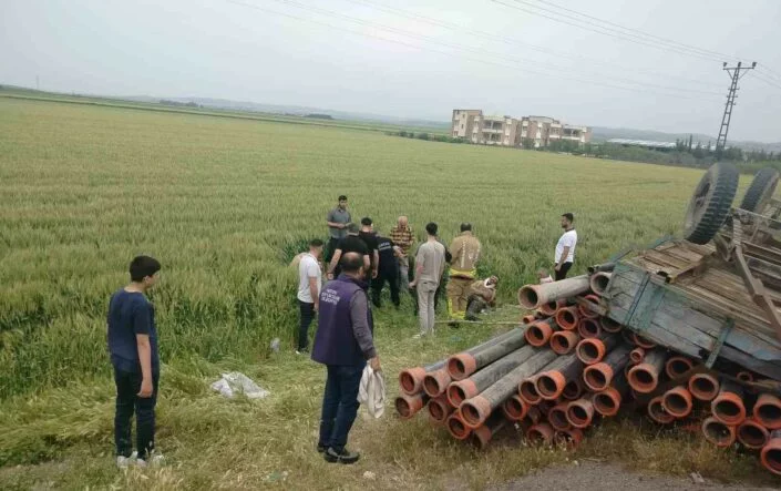 RÖMORK DEVRİLDİ, 4 KİŞİ TARLAYA UÇTU