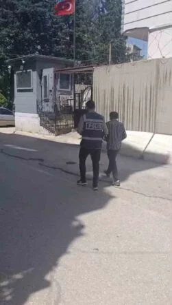 UYUŞTURUCUDAN 25 YIL KESİNLEŞMİŞ HAPİS CEZASI BULUNAN ŞAHIS YAKALANDI