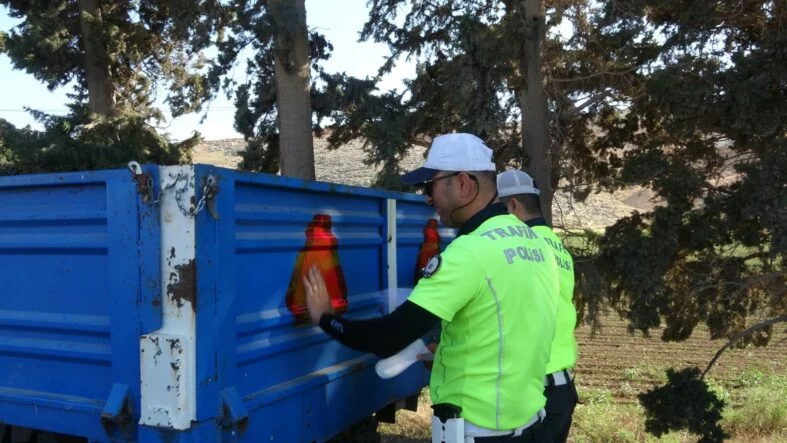 HASAT DÖNEMİNDE YAŞANAN KAZALARIN ÖNÜNE GEÇMEK AMACIYLA TRAKTÖRLERDEKİ REFLEKTÖRLER KONTROL EDİLDİ