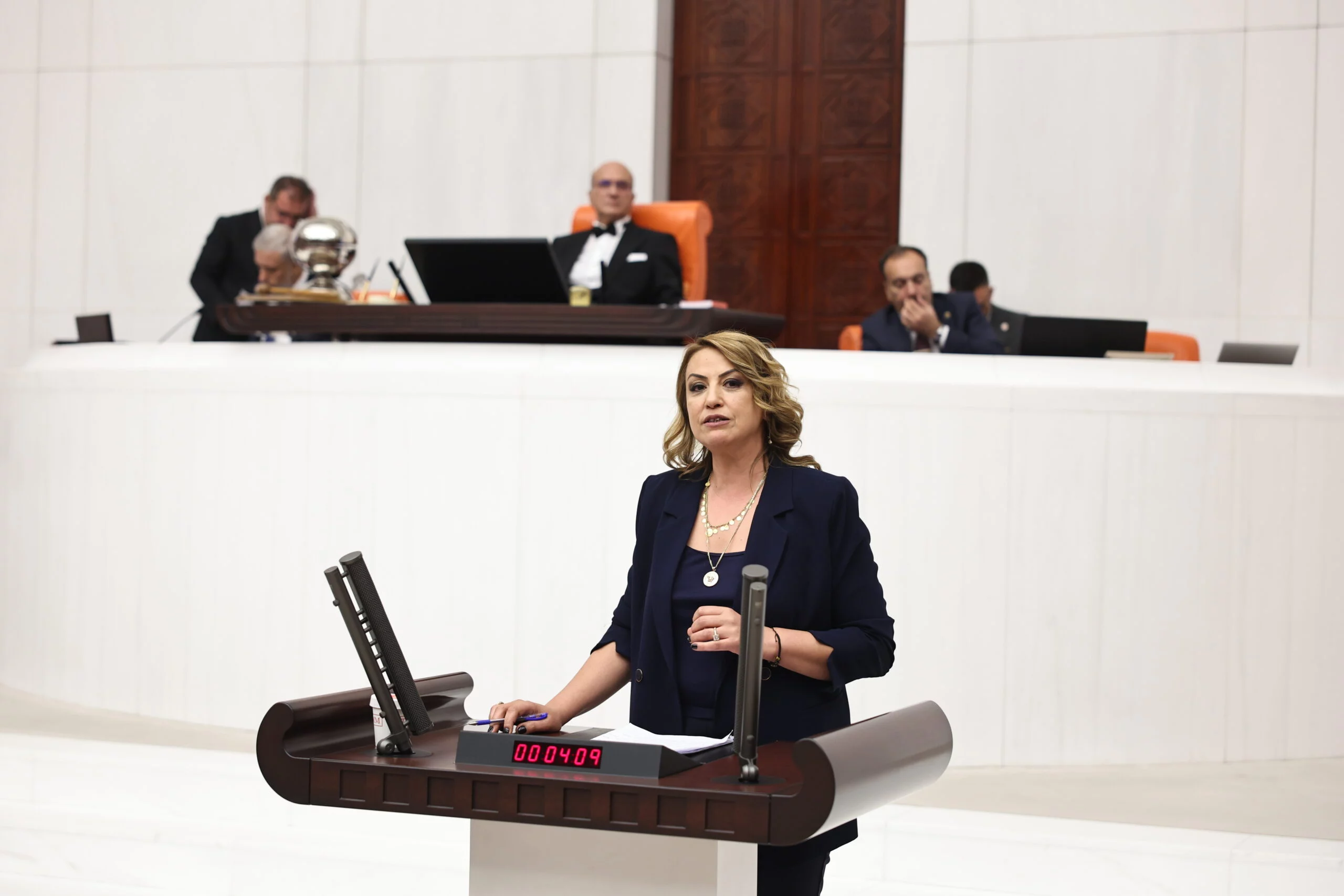 KARA “YURTTAŞLAR KANUNA UYAN CEZALANDIRILIR DİYOR”
