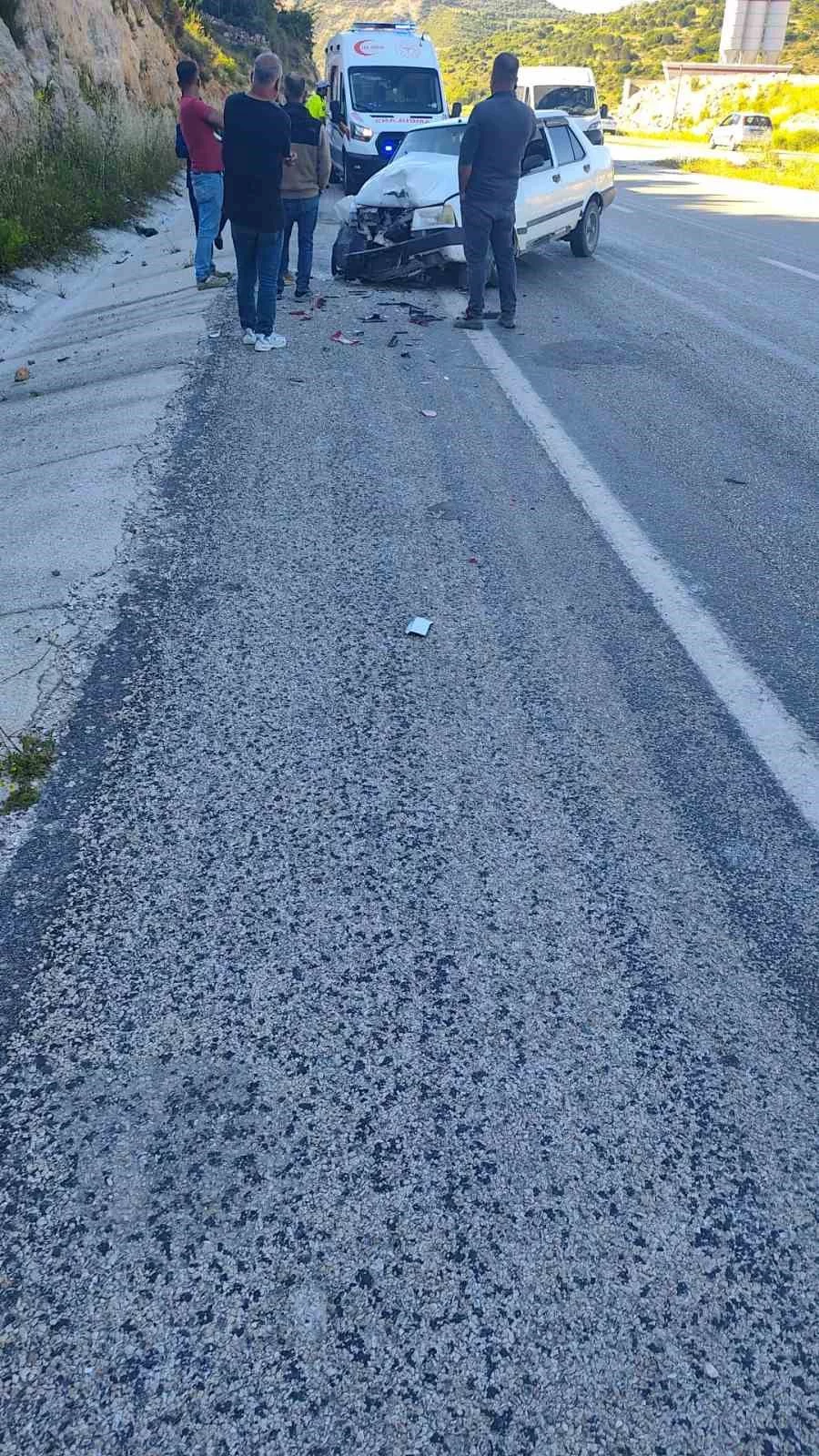 Hatay’da iki otomobil çarpıştı: 3 yaralı