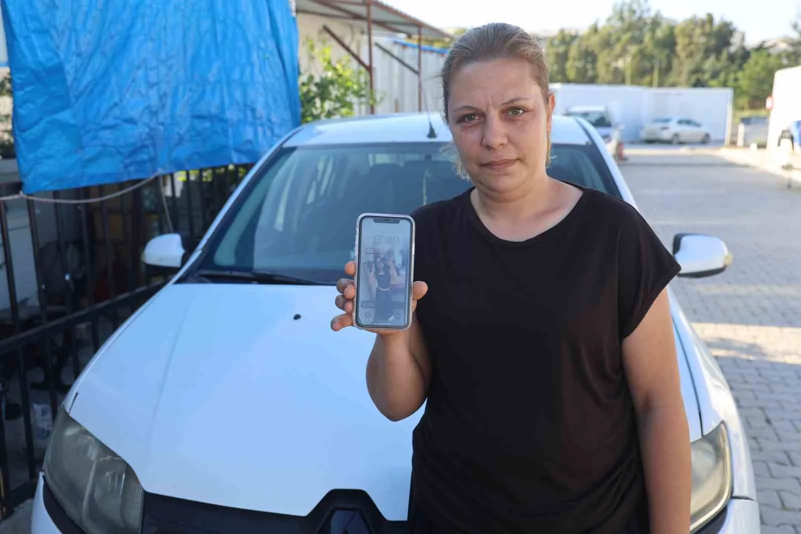Hatay’da aracına aldığı yolcudan düşen telefonu günlerdir sahibine ulaştırmaya çalışıyor