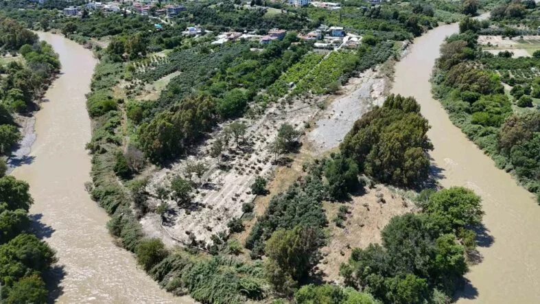 AŞIRI YAĞIŞLARLA DEBİSİ ARTAN ASİ NEHRİ'NDEN GELEN TAŞ YIĞINLARI, ONLARCA TARIM ARAZİSİNE ZARAR VERDİ