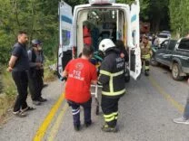 BELEN'DE PİKAPLA ÇARPIŞAN MOTOSİKLETİN SÜRÜCÜSÜ ŞARAMPOLE YUVARLANDI