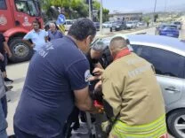 DEFNE'DE KAMYONLA ÇARPIŞAN OTOMOBİLİN SÜRÜCÜSÜ YARALANDI