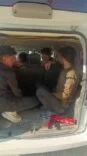 ÖNCÜ EŞLİĞİNDE TİCARİ TAKSİYLE GÖÇMEN KAÇIRIRKEN POLİSE YAKALANDILAR