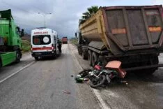 HAFRİYAT KAMYONUYLA ÇARPIŞAN MOTOSİKLETİN SÜRÜCÜSÜ YARALANDI