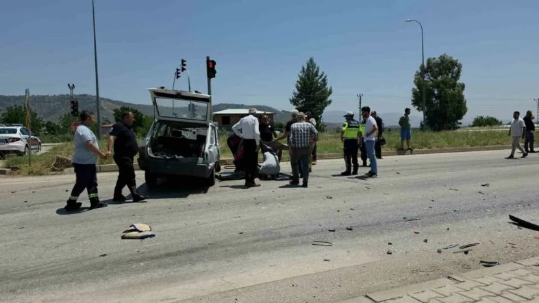 Hassa’da seyir halindeki iki otomobil çarpıştı: 1’i ağır 2 yaralı