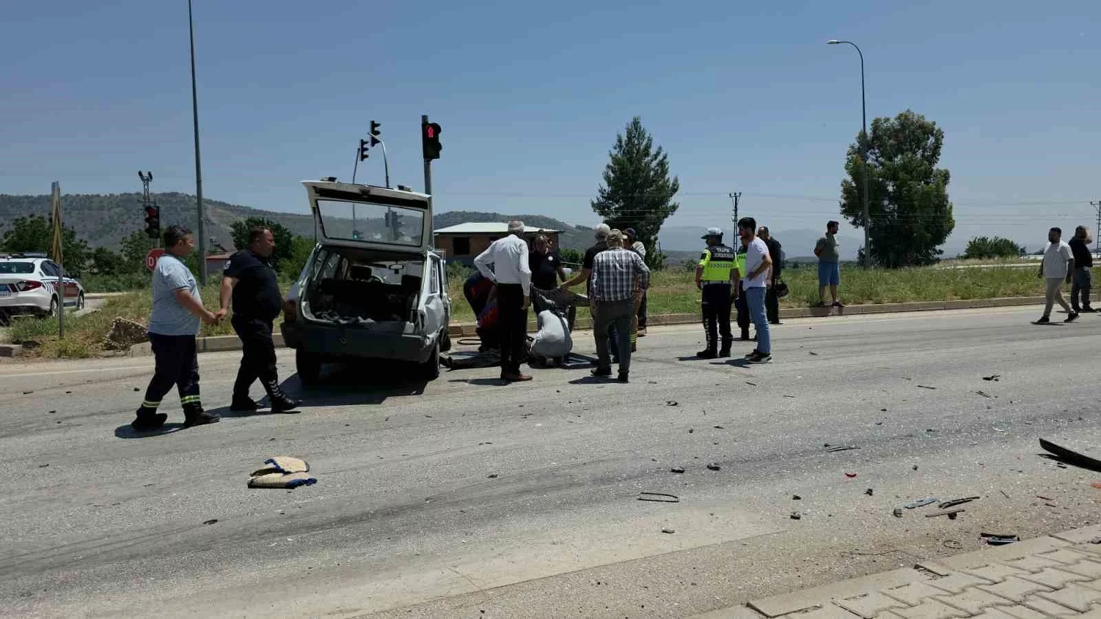 Hassa’da seyir halindeki iki otomobil çarpıştı: 1’i ağır 2 yaralı