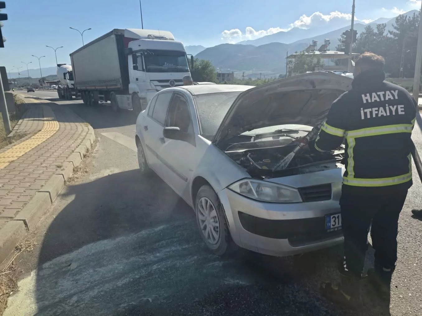 Hassa’da otomobil yangını