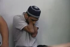 BABASINA UZATTIĞI DEMİRİN ELEKTRİK TELLERİNE DEĞMESİYLE AKIMA KAPILARAK KOLLARINI VE BACAĞINI KAYBEDEN AHMET İBADET EDEREK YAŞAMA TUTUNDU