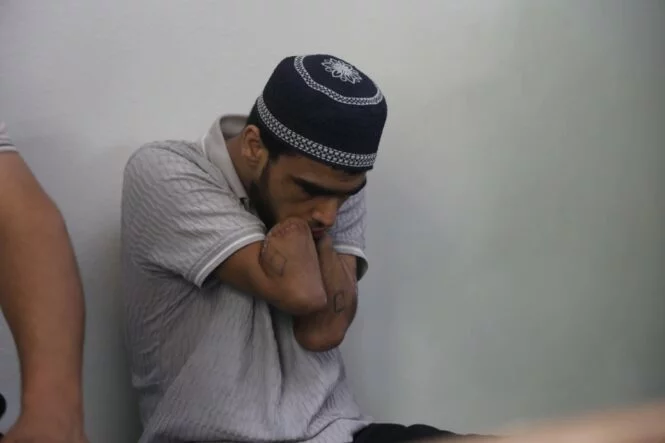 BABASINA UZATTIĞI DEMİRİN ELEKTRİK TELLERİNE DEĞMESİYLE AKIMA KAPILARAK KOLLARINI VE BACAĞINI KAYBEDEN AHMET İBADET EDEREK YAŞAMA TUTUNDU