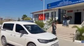 HATAY'DA 15 KAÇAK GÖÇMEN YAKALANDI: 7 ORGANİZATÖR TUTUKLANDI, 5 SÜRÜCÜYE 610 BİN TL CEZA
