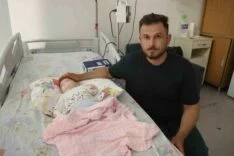 SERUM ÇIKARMA İŞLEMİ ESNASINDA SARGIYLA BİRLİKTE BEBEĞİN PARMAĞI KESİLDİ