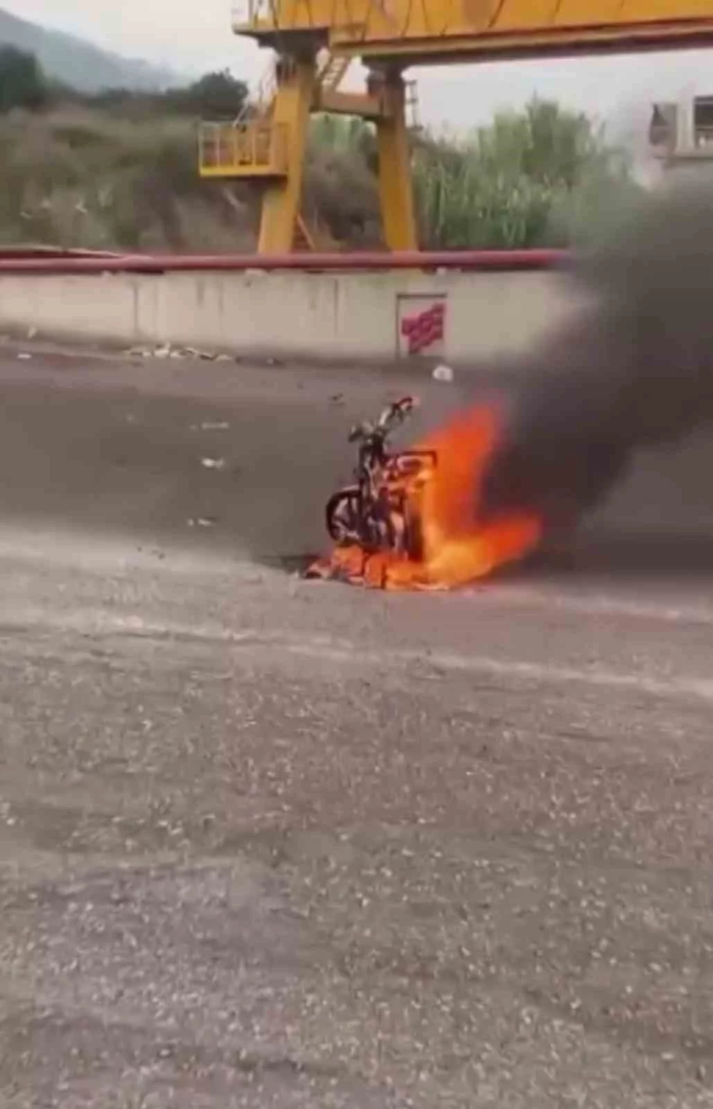 Seyir halindeki motosiklet alevlere teslim oldu