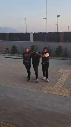 SUÇ MAKİNESİ ÇALDIĞI ALTINLARI KUYUMCUYA SATARKEN YAKAYI ELE VERDİ
