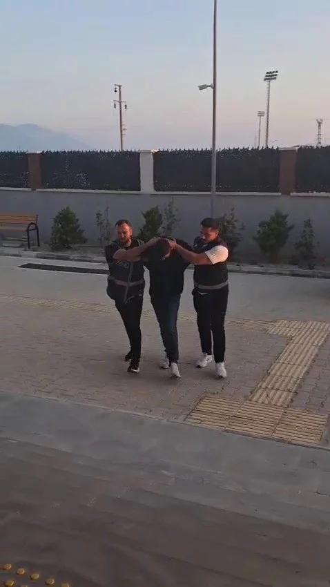 Suç makinesi çaldığı altınları kuyumcuya satarken yakayı ele verdi