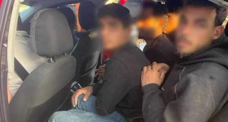 TAKSİYLE GÖÇMEN KAÇIRAN İNSAN TACİRLERİ POLİSTEN KAÇAMADILAR